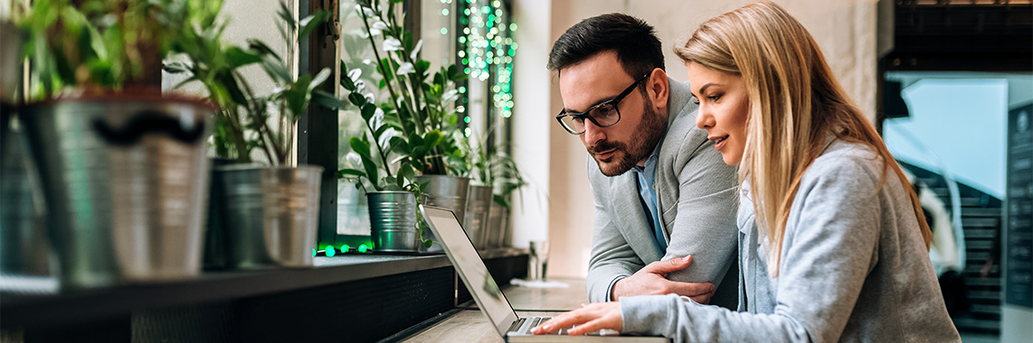 Frau und Mann vor Laptop