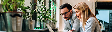 Frau und Mann vor Laptop