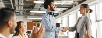 Mann und Frau geben sich die Hand