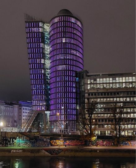 Der UNIQA Tower erstrahlt in Violett
