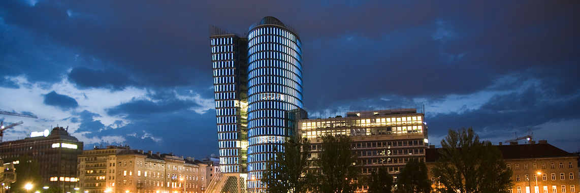 UNIQA Tower bei Nacht