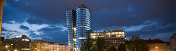 UNIQA Tower bei Nacht