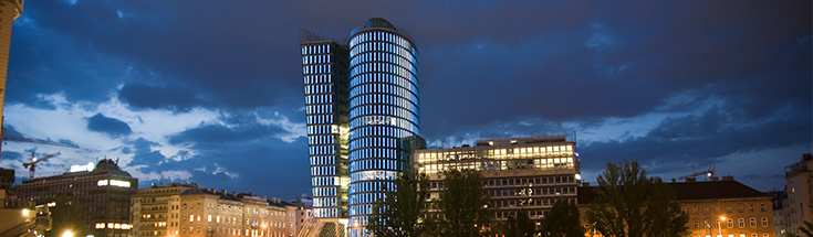 UNIQA Tower bei Nacht